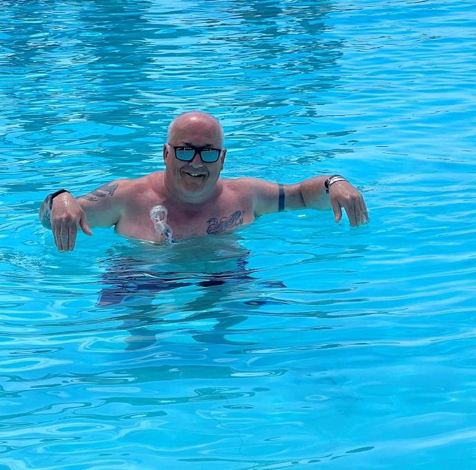 Simon swimming thanks to the Cath Dry dressing